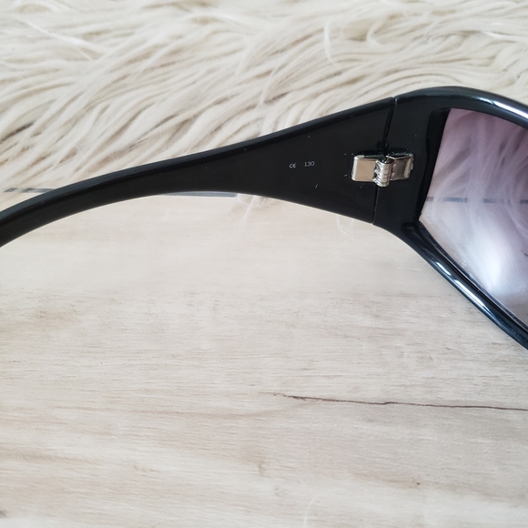 MICHAEL KORS - Sunglasses & case - Picture 8 of 11